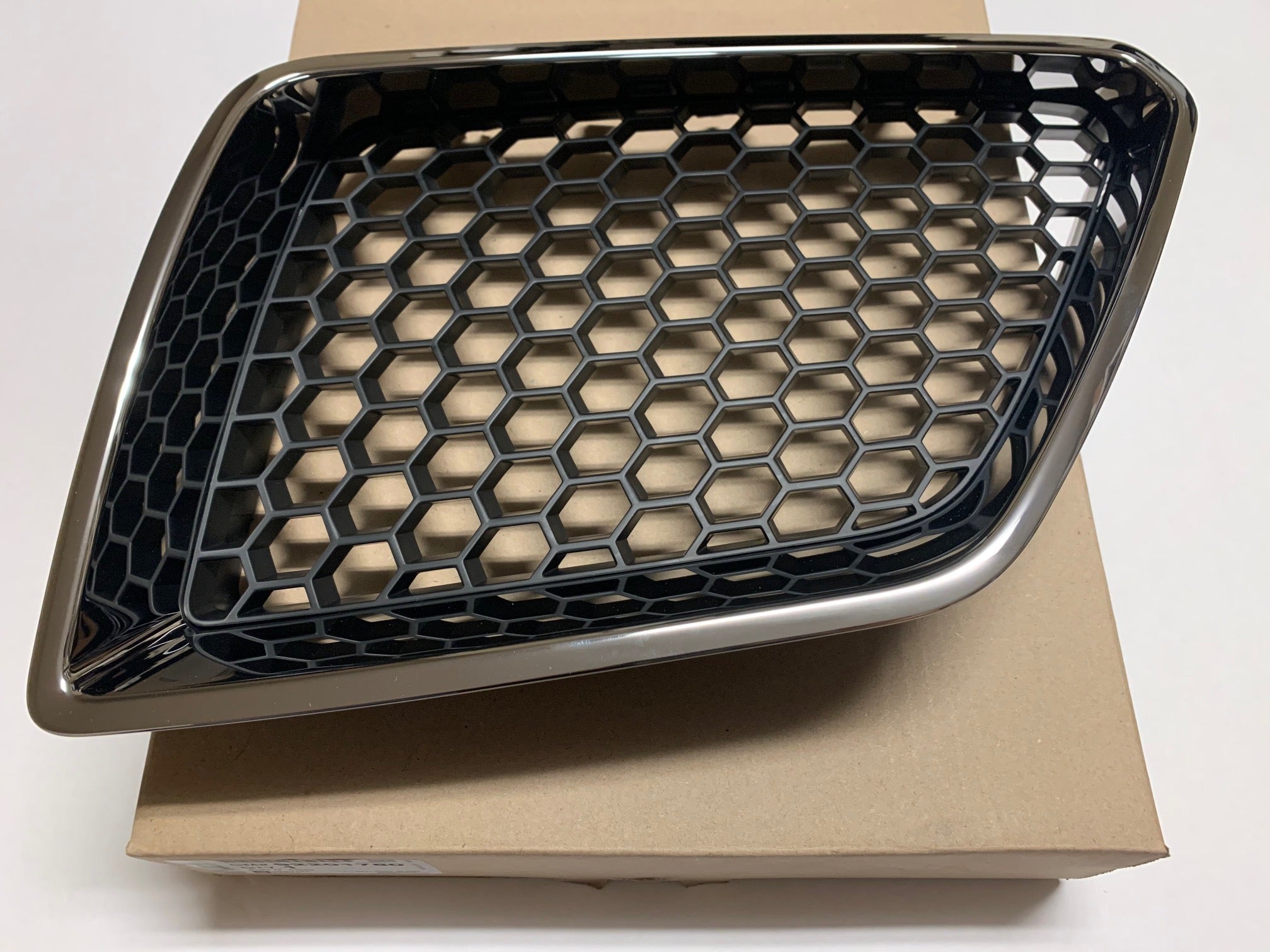 Pontiac G8 LH (Driver Side) Upper Grille.. FREE SHIPPING