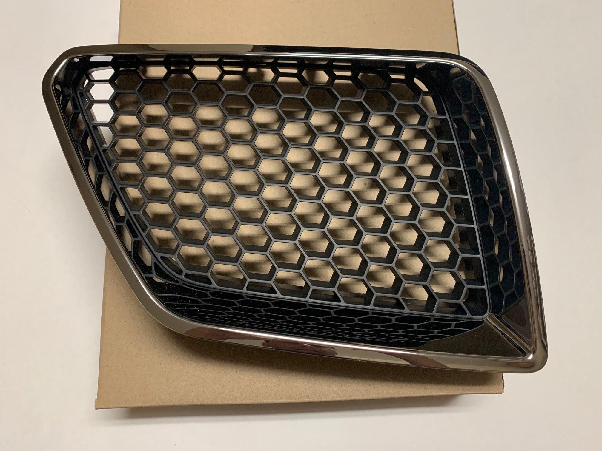 Pontiac G8 RH (Passenger Side) Upper Grille.. FREE SHIPPING